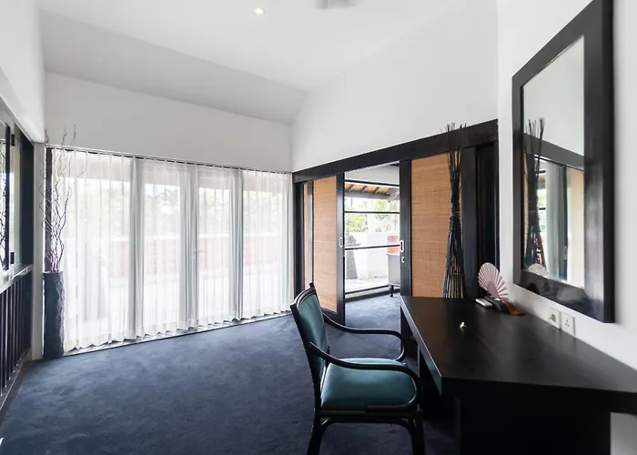 Hotel Four On Drupadi 5*