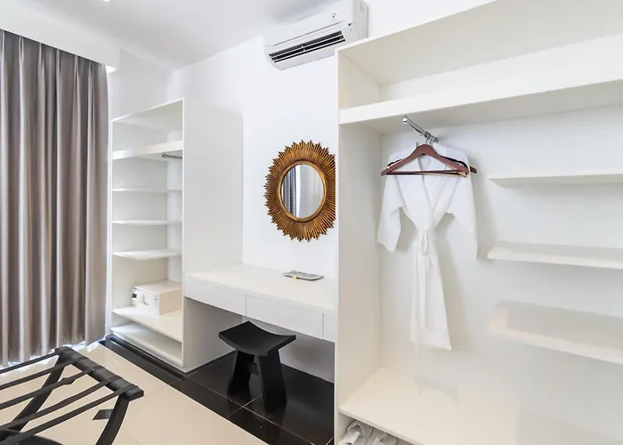 Hotel Four On Drupadi 5*
